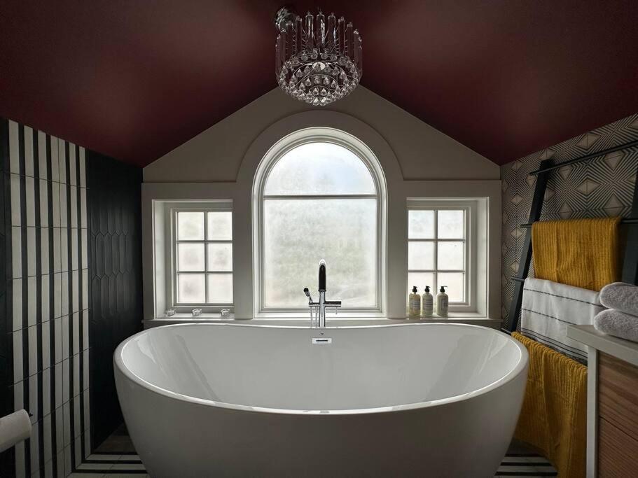 Heritage-Inspired Guesthouse - Luxe Bath & Elegant Ceilings Эдмонтон Экстерьер фото