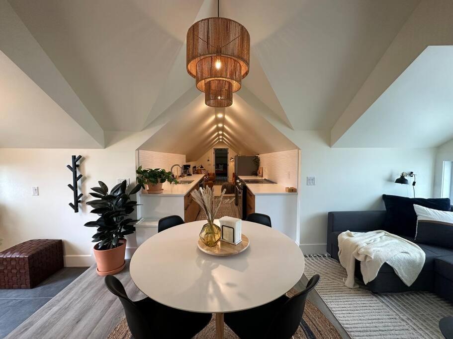 Heritage-Inspired Guesthouse - Luxe Bath & Elegant Ceilings Эдмонтон Экстерьер фото