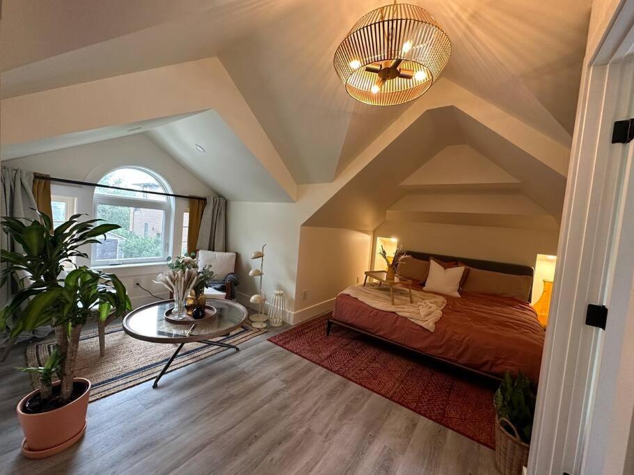 Heritage-Inspired Guesthouse - Luxe Bath & Elegant Ceilings Эдмонтон Экстерьер фото