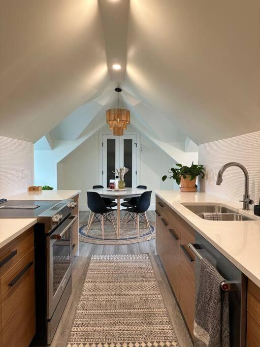 Heritage-Inspired Guesthouse - Luxe Bath & Elegant Ceilings Эдмонтон Экстерьер фото