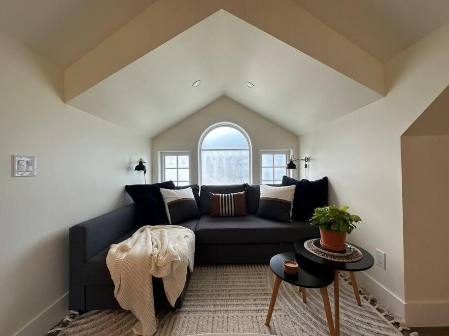 Heritage-Inspired Guesthouse - Luxe Bath & Elegant Ceilings Эдмонтон Экстерьер фото