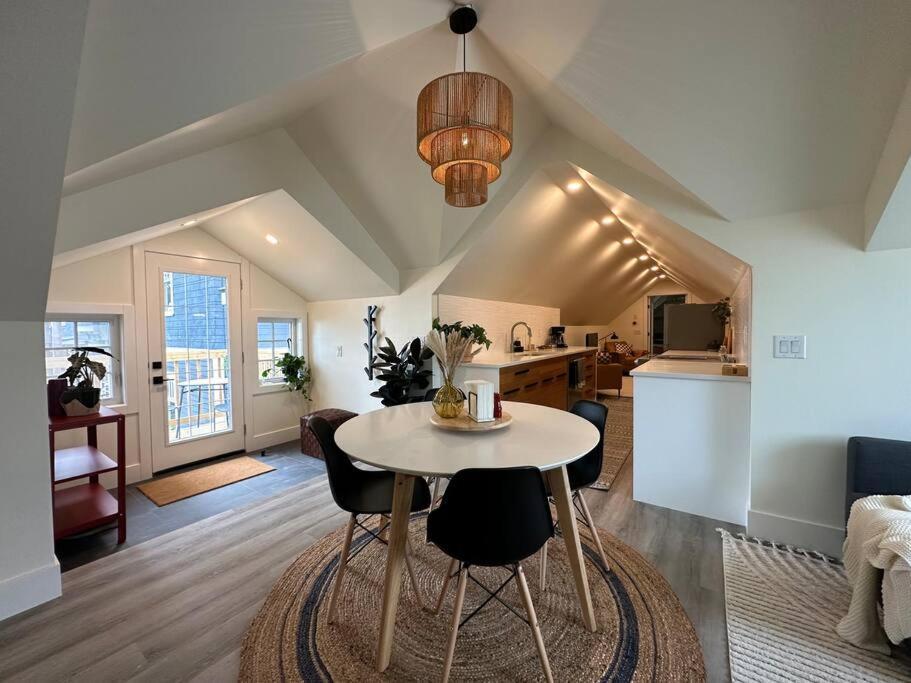 Heritage-Inspired Guesthouse - Luxe Bath & Elegant Ceilings Эдмонтон Экстерьер фото