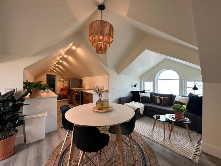 Heritage-Inspired Guesthouse - Luxe Bath & Elegant Ceilings Эдмонтон Экстерьер фото