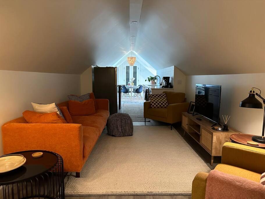 Heritage-Inspired Guesthouse - Luxe Bath & Elegant Ceilings Эдмонтон Экстерьер фото